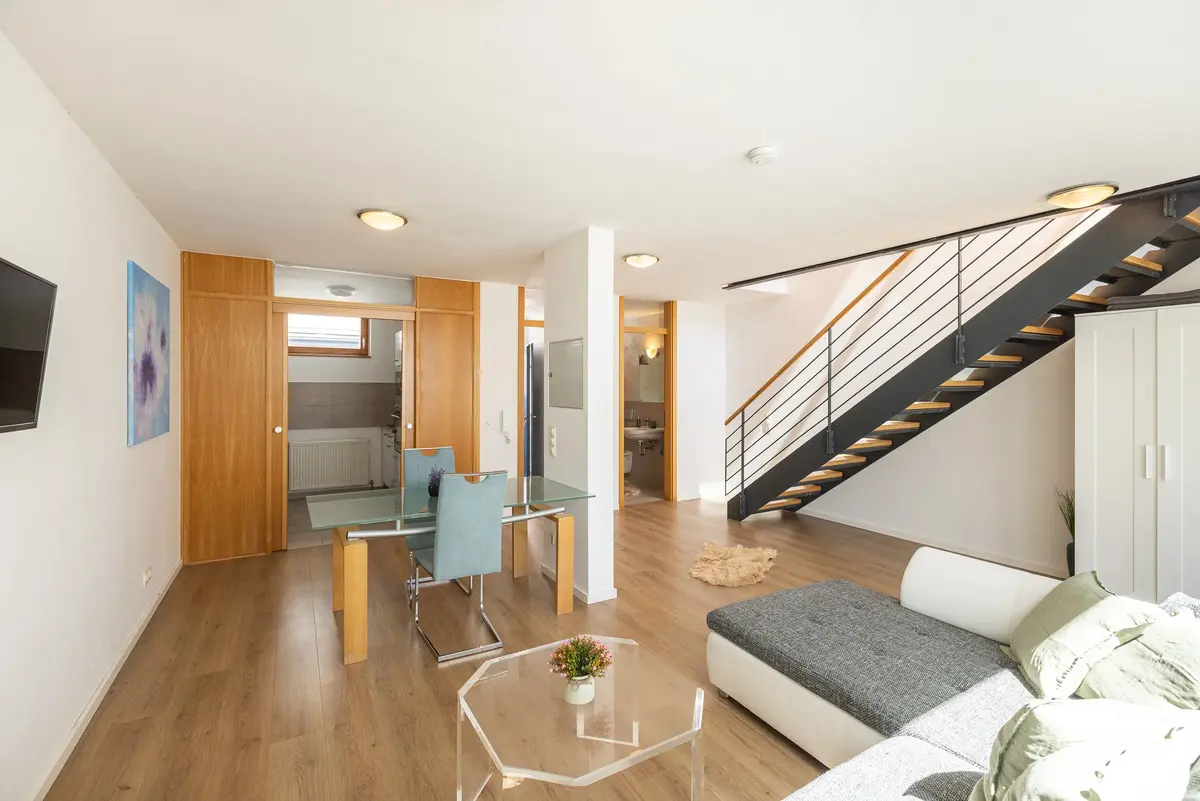 Arbeitsplatz am Fenster in einem Loft der CopperRoof Apartments