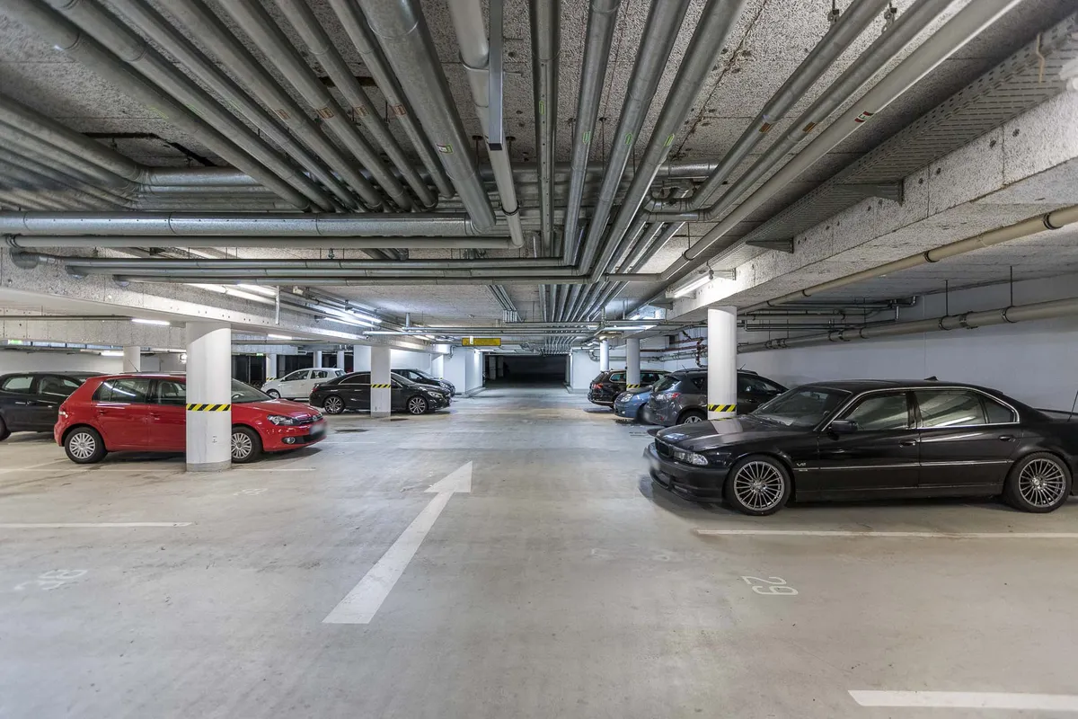 Zugeordnete Stellplätze in der Tiefgarage der CopperRoof Apartments