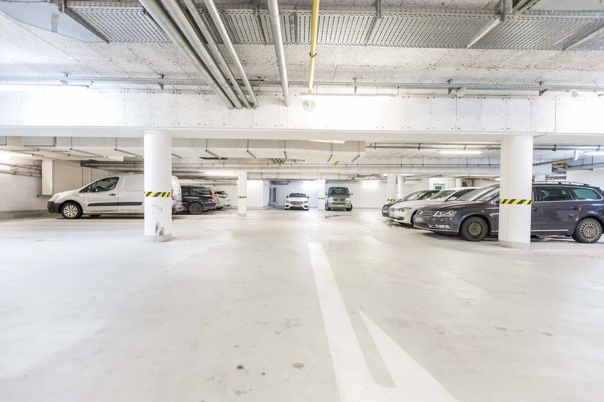 Blick durch die Tiefgarage mit abgestellten Fahrzeugen