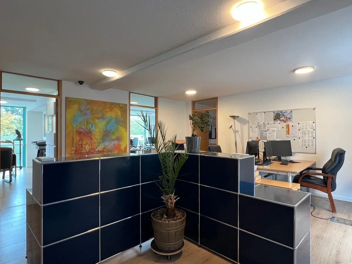 Empfangstresen im Büro der CopperRoof Apartments in Merseburg