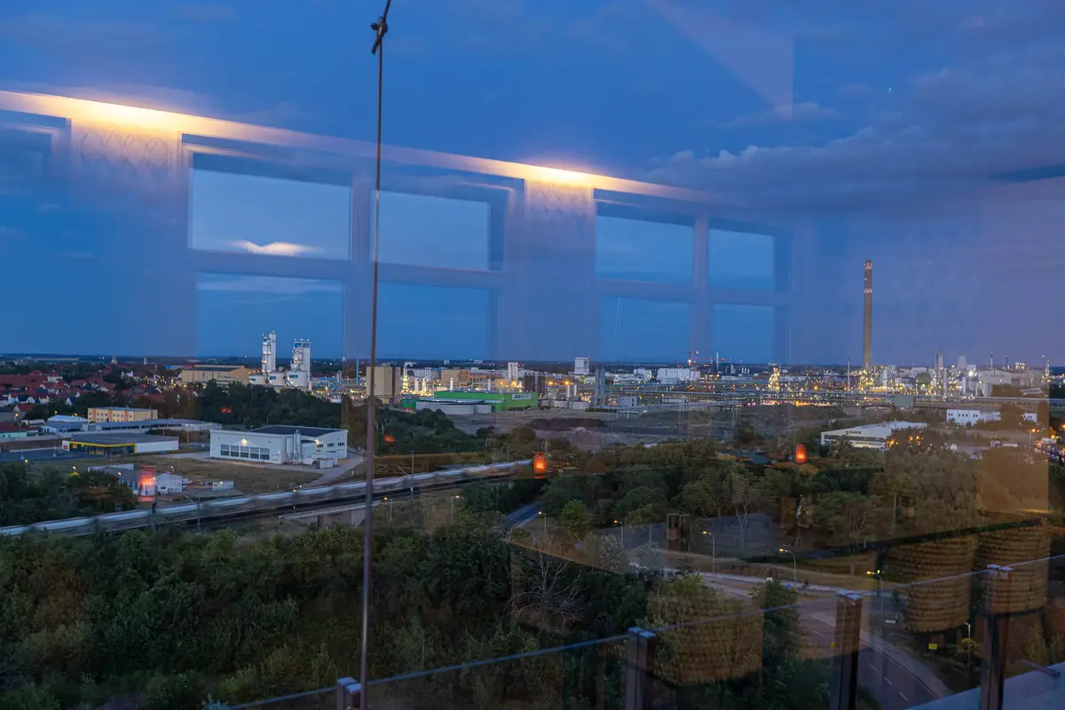 Der beleuchtete Chemiepark Leuna in der Abenddämmerung