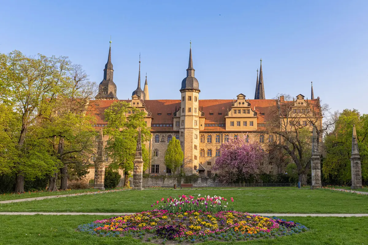 Schloss Merseburg mit Schlossgarten und den Türmen des Doms