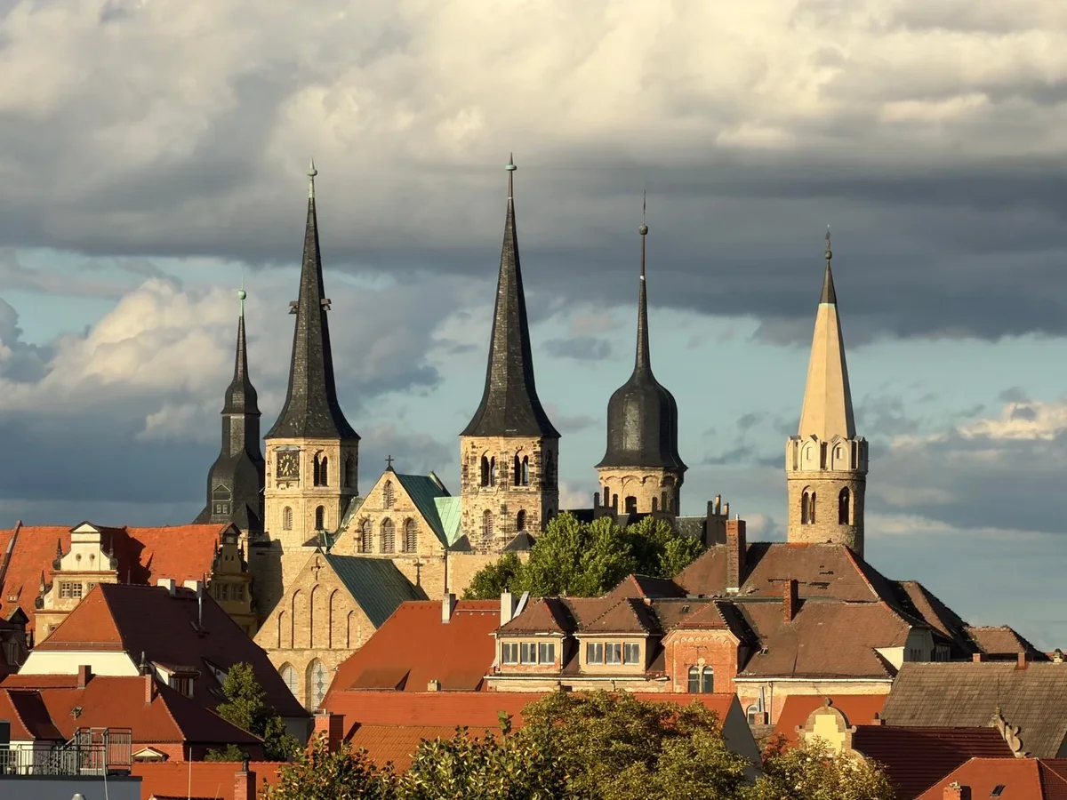 Die Türme des Merseburger Doms und der Stadtkirche über den Dächern der Altstadt