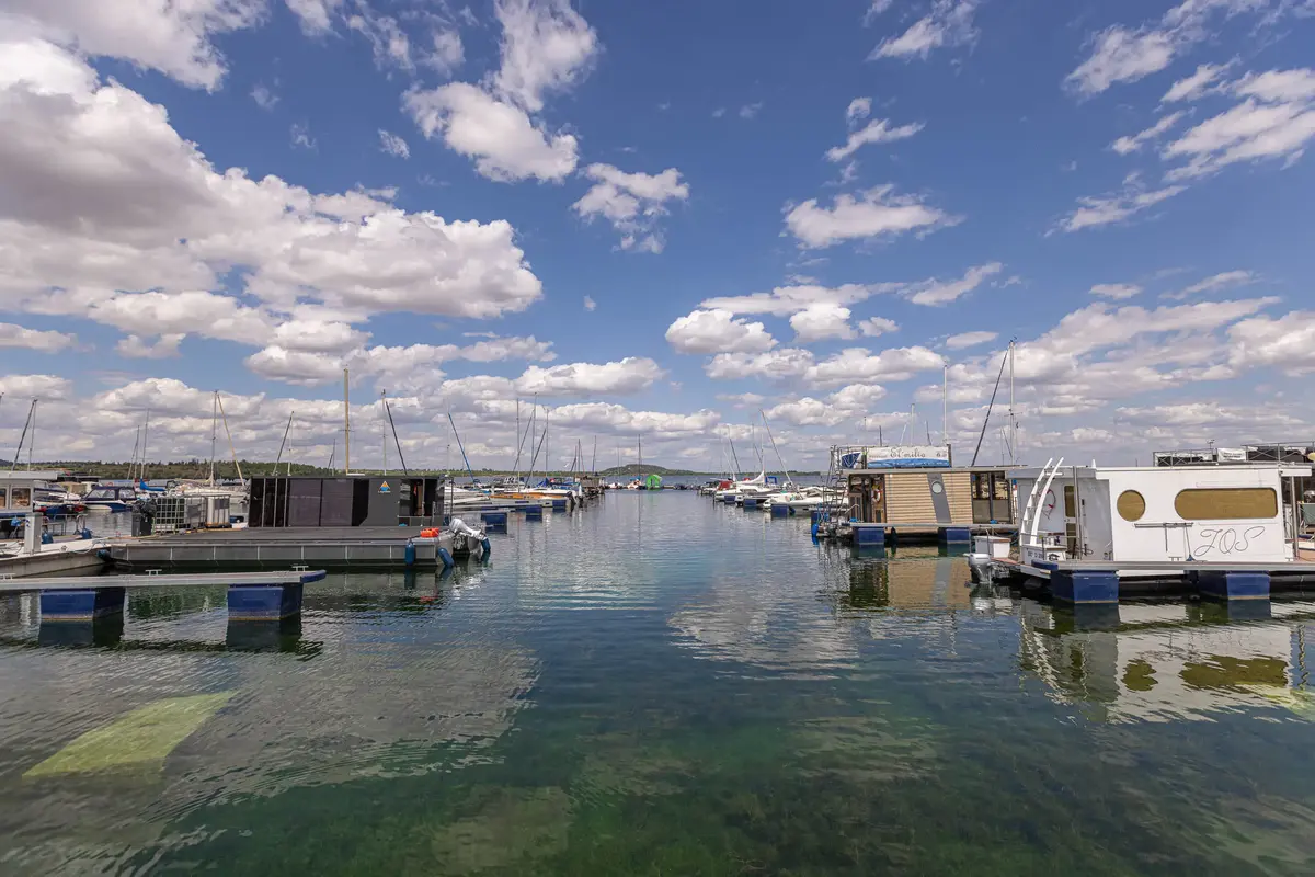 Hausboote in der Marina am Geiseltalsee