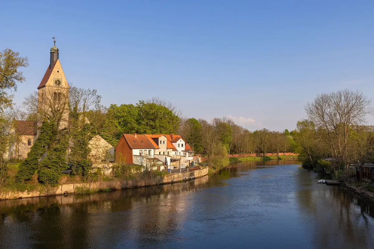 Die Saale in Merseburg mit historischer Bebauung am Ufer