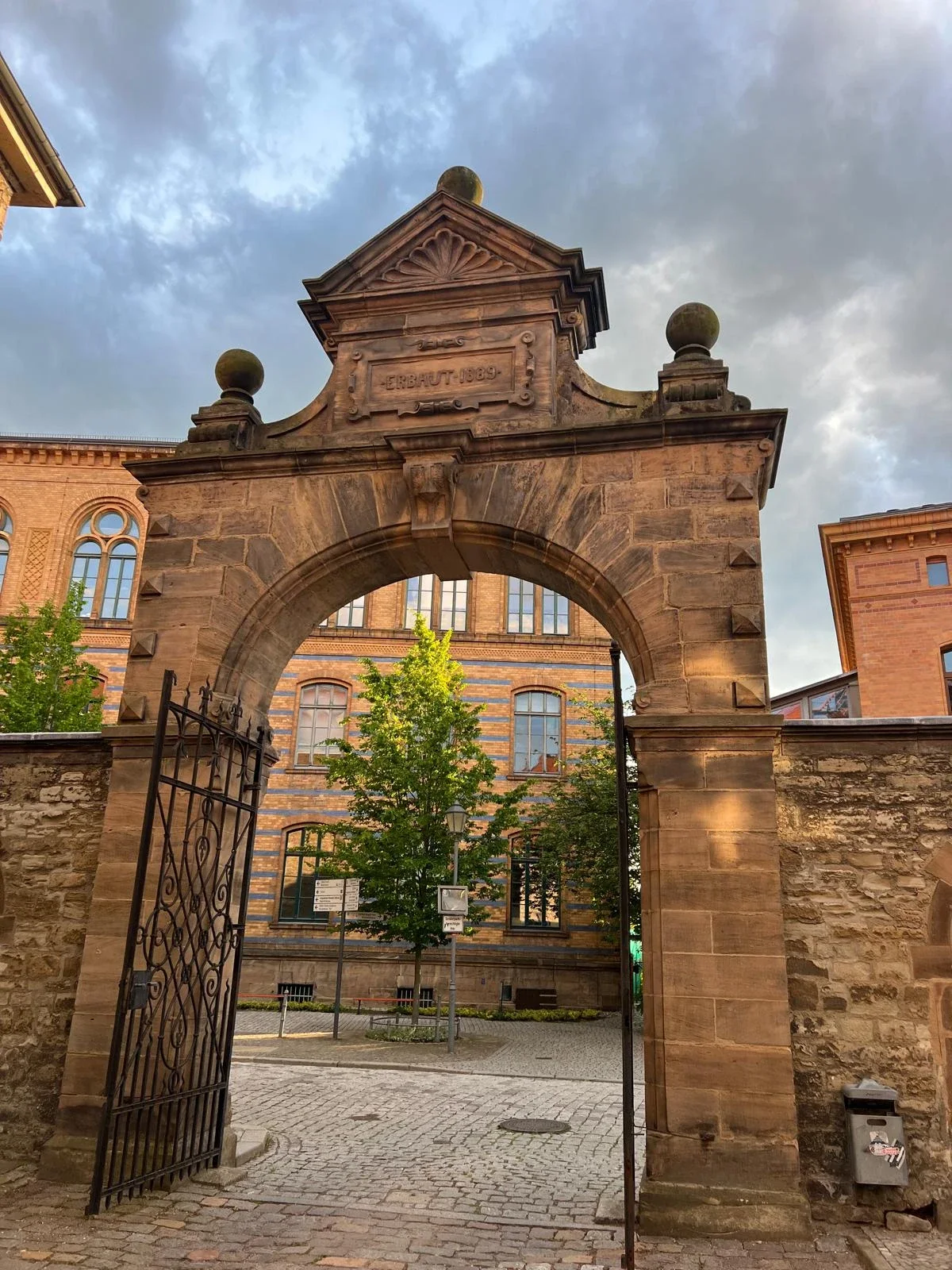 Sandsteinerner Torbogen am Schloss Merseburg mit Blick in den Schlosshof