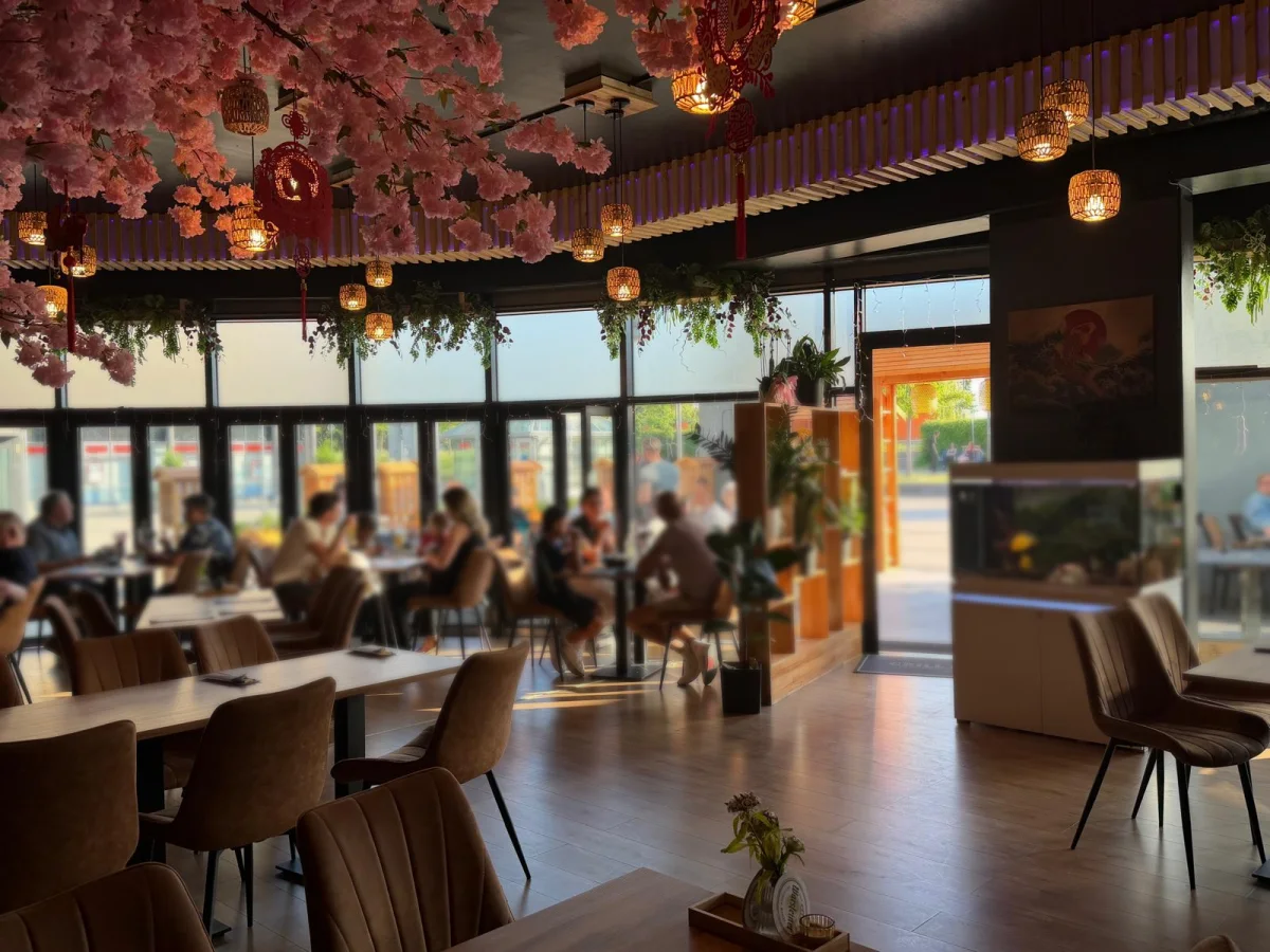 Gastraum des Nami im Erdgeschoss der CopperRoof Apartments, mit Terrasse zur Fußgängerzone
